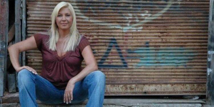 Αντίκες, φυτά και μεγάλα παράθυρα: Αυτό είναι το κλασικό σπίτι της Δήμητρας Λιάνη (photos)