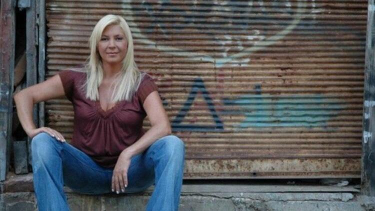 Αντίκες, φυτά και μεγάλα παράθυρα: Αυτό είναι το κλασικό σπίτι της Δήμητρας Λιάνη (photos)