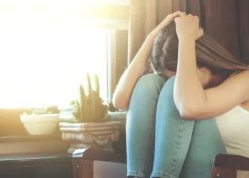 Πειραιάς: Μητέρα βασάνιζε τα τέσσερα παιδιά της – «Μας χτυπάει με καλώδια, σκουπόξυλα και ζώνες»