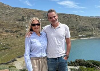 Κυριάκος Μητσοτάκης: Η αγκαλιά με τη Μαρέβα στην Τήνο και οι ευχές για το Πάσχα