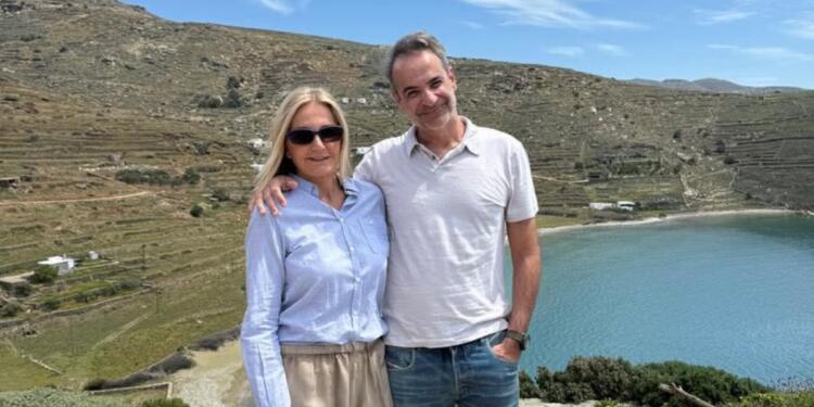 Κυριάκος Μητσοτάκης: Η αγκαλιά με τη Μαρέβα στην Τήνο και οι ευχές για το Πάσχα