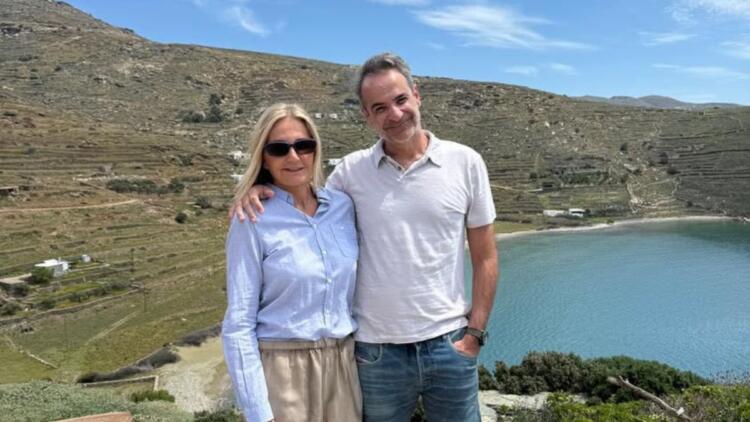 Κυριάκος Μητσοτάκης: Η αγκαλιά με τη Μαρέβα στην Τήνο και οι ευχές για το Πάσχα