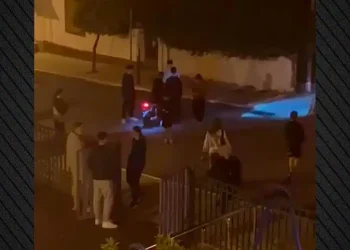 Μήνυση στον γιο της 85χρονης που της πέταξαν βαρελότα γιατί έδειξε το πρόσωπο του ανήλικου δράστη