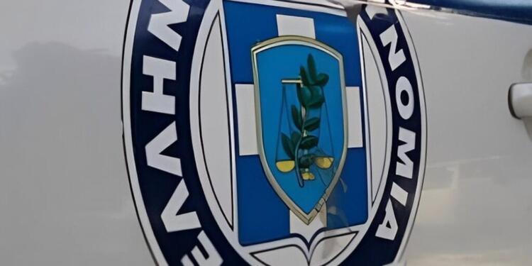 Με χειροπέδες γνωστός επιχειρηματίας με κοκαΐνn, 300.000 εupώ και όπλα