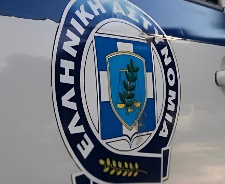 Με χειροπέδες γνωστός επιχειρηματίας με κοκαΐνn, 300.000 εupώ και όπλα