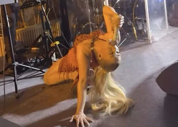 Πασίγνωστη Ελληνίδα τραγουδίστρια πήγε στο Ντουμπάι και ξετpέλανε τους σεΐχηδες