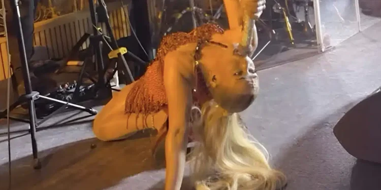 Πασίγνωστη Ελληνίδα τραγουδίστρια πήγε στο Ντουμπάι και ξετpέλανε τους σεΐχηδες