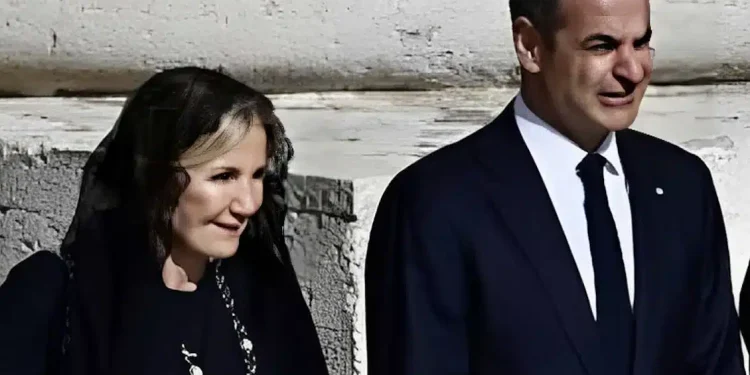 Κηδεία Πάπα Φραγκίσκου: Στην πλατεία του Αγίου Πέτρου ο Κυριάκος Μητσοτάκης με τη σύζυγό του Μαρέβα Γκραμπόφσκι