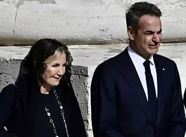 Κηδεία Πάπα Φραγκίσκου: Στην πλατεία του Αγίου Πέτρου ο Κυριάκος Μητσοτάκης με τη σύζυγό του Μαρέβα Γκραμπόφσκι