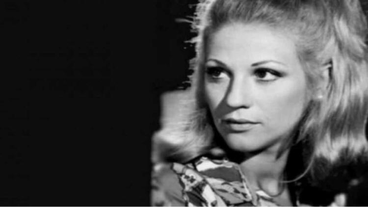 Πολύ μπροστά από την εποχή της: Η θρυλική εμφάνιση της Ζωής Λάσκαρη στις Κάννες – Προκάλεσε «σεισμό» με το διχτυωτό φόρεμα!