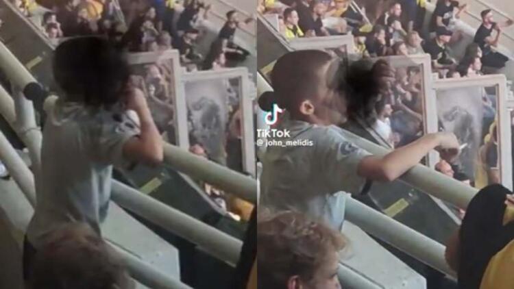 Τραγικό: 12 χρονών παιδί καπνίζει στο γήπεδο της ΑΕΚ και δεν του παίρνει κανείς το τσιγάρο από το χέρι (video)