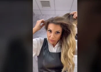 «Έτσι είμαι κανονικά»: Βίντεο: Η Ελένη Χατζίδου δείχνει ότι φοράει περούκα