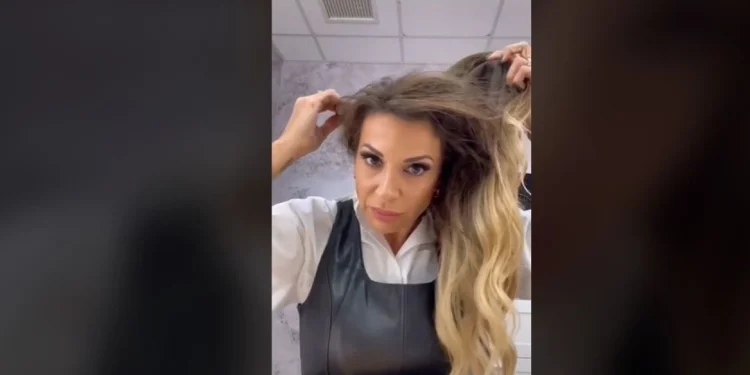 «Έτσι είμαι κανονικά»: Βίντεο: Η Ελένη Χατζίδου δείχνει ότι φοράει περούκα