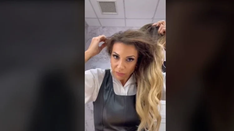 «Έτσι είμαι κανονικά»: Βίντεο: Η Ελένη Χατζίδου δείχνει ότι φοράει περούκα