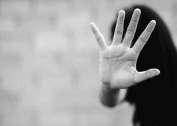 «Άρχισε να τα τρυπά με πιρούνι. Μετά πήρε πριονωτό μαχαίρι και τους έκοψε τις…»: Έγκλημα σοκ με πατέρα που δολοφόνησε τα 2 παιδιά του