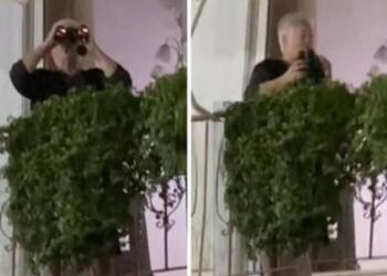 Γιαγιά «κατάσκοπος» κρύφτηκε στο μπαλκόνι με τα κιάλια να μάθει τι συμβαίνει στη γειτονιά (video)