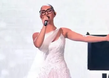 Eurovision 2025: Η Klavdia μάγεψε στην πρόβα – Βίντεο από την εντυπωσιακή αλλαγή του φορέματος που έκλεψε την παράσταση