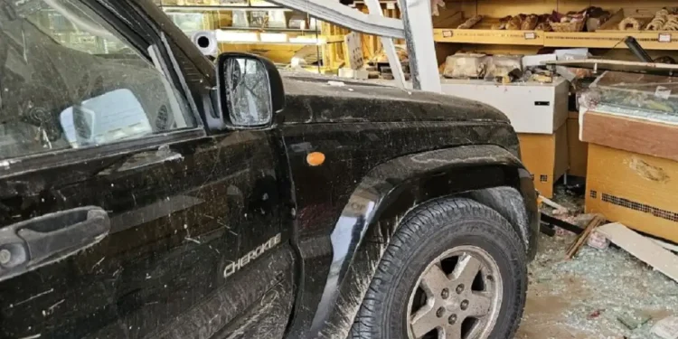 Tζιπ «μπούκαρε» σε φούρνο και παρέσυρε πελάτες – Ένας νεκρός και ένας σοβαρά τραυματίας