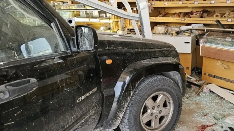 Tζιπ «μπούκαρε» σε φούρνο και παρέσυρε πελάτες – Ένας νεκρός και ένας σοβαρά τραυματίας