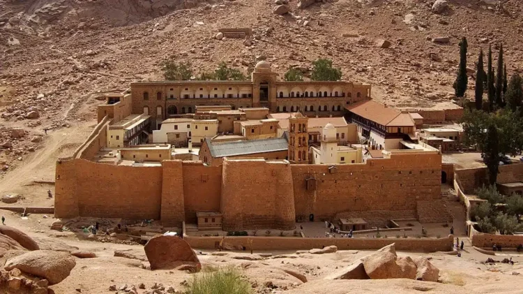 Η Αίγυπτος κλείνει τη Μονή της Αγίας Αικατερίνης Σινά, δημεύει την περιουσία της και κάνει έξωση στους μοναχούς