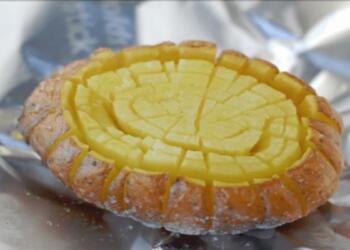 Παίρνει τις πατάτες και τις χαράζει με αυτόν τον παράξενο τρόπο – Το τελικό αποτέλεσμα θα σας καταπλήξει!