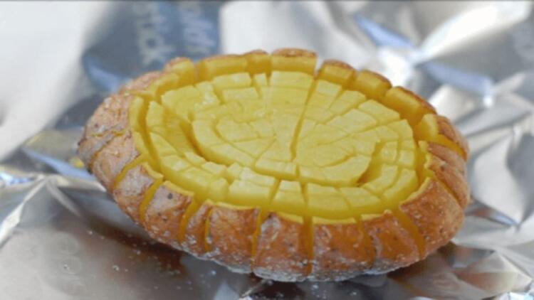 Παίρνει τις πατάτες και τις χαράζει με αυτόν τον παράξενο τρόπο – Το τελικό αποτέλεσμα θα σας καταπλήξει!