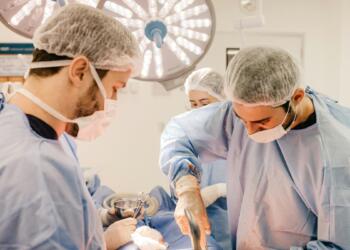 Συγκίνηση: Μητέρα από την Πάτρα χάρισε ζωή στο παιδί της με ρομποτική μεταμόσχευση ήπατος