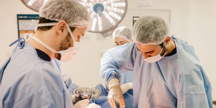 Συγκίνηση: Μητέρα από την Πάτρα χάρισε ζωή στο παιδί της με ρομποτική μεταμόσχευση ήπατος