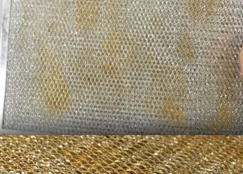 Το φίλτρο του απορροφητήρα στην κουζίνα σας είναι γεμάτο λίπη. Κάντε το ξανά σαν καινούργιο χωρίς κόπο