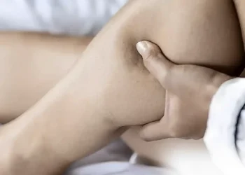 Η βιταμίνη που χρειάζεστε αν σας πονάνε τα πόδια σας και τα κόκαλα σας