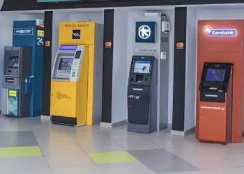 Τέλος σταδιακά οι κάρτες στα ΑΤΜ: Πώς θα βγάζουμε πλέον λεφτά