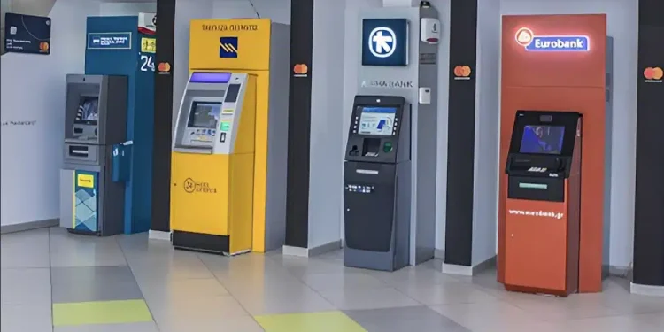 Τέλος σταδιακά οι κάρτες στα ΑΤΜ: Πώς θα βγάζουμε πλέον λεφτά