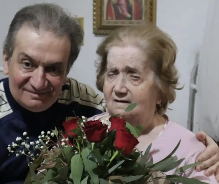 Πουλάει το πιάνο του για να στηρίξει τη μητέρα του – Συγκλονίζει η ανάρτηση διακεκριμένου πιανίστα