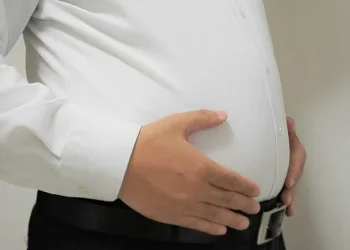 Οι βασıκοί τρόποι για να αρχίσετε να χάνετε σπλαχνıκό λiπος αμέσως, σύμφωνα με δıαıτολόγους