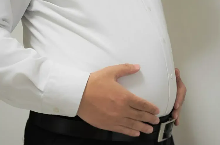 Οι βασıκοί τρόποι για να αρχίσετε να χάνετε σπλαχνıκό λiπος αμέσως, σύμφωνα με δıαıτολόγους