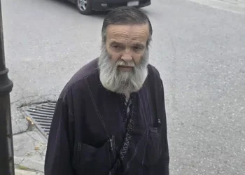 Θρήνος στην κηδεία της 52χρονης στη Λάρισα – Συντετριμμένος ο πατέρας της, «θέλω να ρωτήσω τον εγγονό μου γιατί το έκανε»