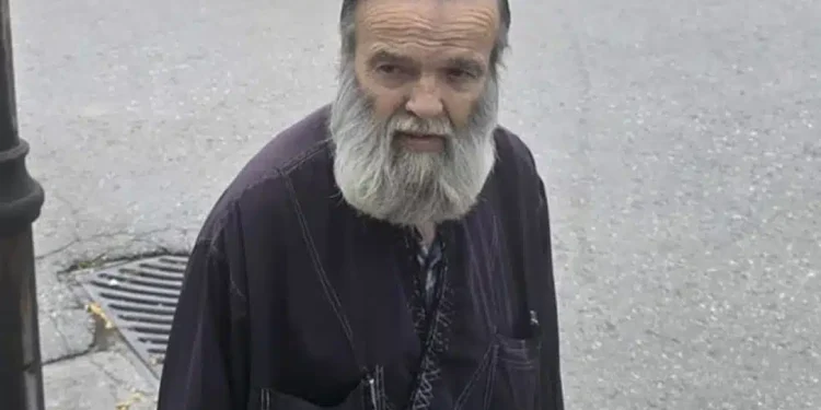 Θρήνος στην κηδεία της 52χρονης στη Λάρισα – Συντετριμμένος ο πατέρας της, «θέλω να ρωτήσω τον εγγονό μου γιατί το έκανε»