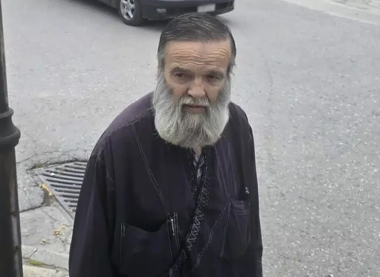 Θρήνος στην κηδεία της 52χρονης στη Λάρισα – Συντετριμμένος ο πατέρας της, «θέλω να ρωτήσω τον εγγονό μου γιατί το έκανε»