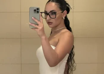 Αγνώριστη η Κλαυδία: Ανάρπαστες οι φωτογραφίες της με μαγιό και χωρίς γυαλιά