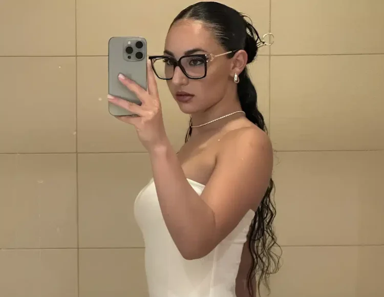 Αγνώριστη η Κλαυδία: Ανάρπαστες οι φωτογραφίες της με μαγιό και χωρίς γυαλιά