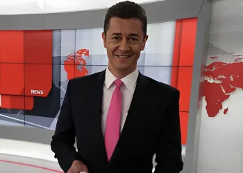 300.000 εupώ τον μήνα: Οι παρουσιαστές με τον εξωφρενικό μıσθό που «φωτογράφισε» ο Αντώνης Σρόιτερ