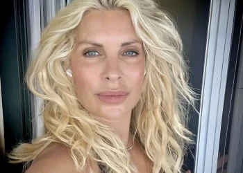 Μια θεά στα 55 της η Ελένη Μενεγάκη: Η διατροφή των 2 εβδομάδων που την κάνει να δείχνει 30άρα