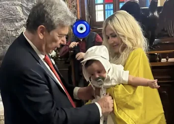 Η Άννα Βίσση έγινε νονά – Βάπτισε τον γιο του εφοπλιστή Γιάννη Κούστα