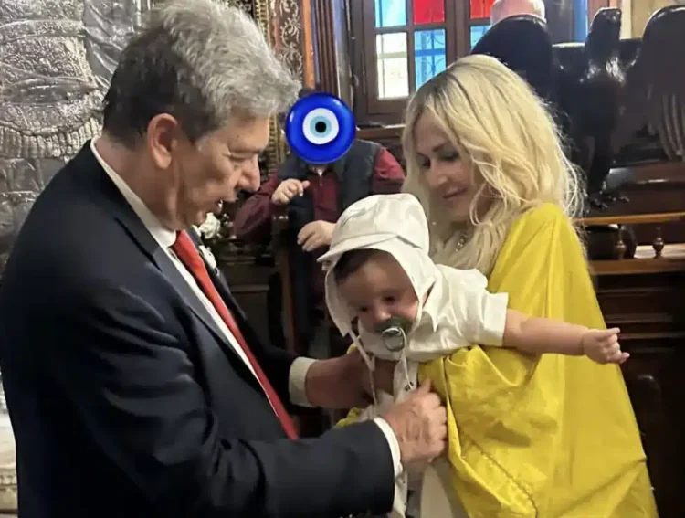 Η Άννα Βίσση έγινε νονά – Βάπτισε τον γιο του εφοπλιστή Γιάννη Κούστα