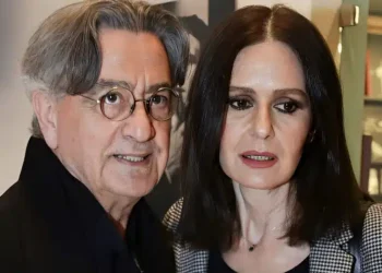 Κηδεία Νίκου Γαλανού: Η Κάτια Δανδουλάκη ντυμένη στα λευκά αποχαιρετά τον πρώην αρραβωνιαστικό της – Το στεφάνι που έστειλε