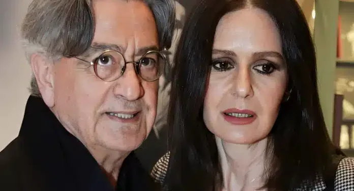 Κηδεία Νίκου Γαλανού: Η Κάτια Δανδουλάκη ντυμένη στα λευκά αποχαιρετά τον πρώην αρραβωνιαστικό της – Το στεφάνι που έστειλε