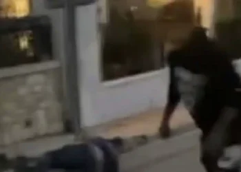 Γλυκά Νερά: Η στιγμή που ο 17χρονος γρονθοκοπεί τον 48χρονο και τον ρίχνει στο έδαφος