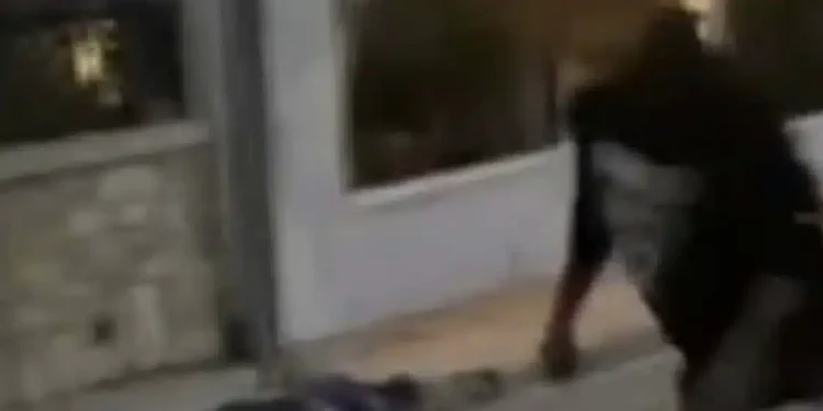 Γλυκά Νερά: Η στιγμή που ο 17χρονος γρονθοκοπεί τον 48χρονο και τον ρίχνει στο έδαφος