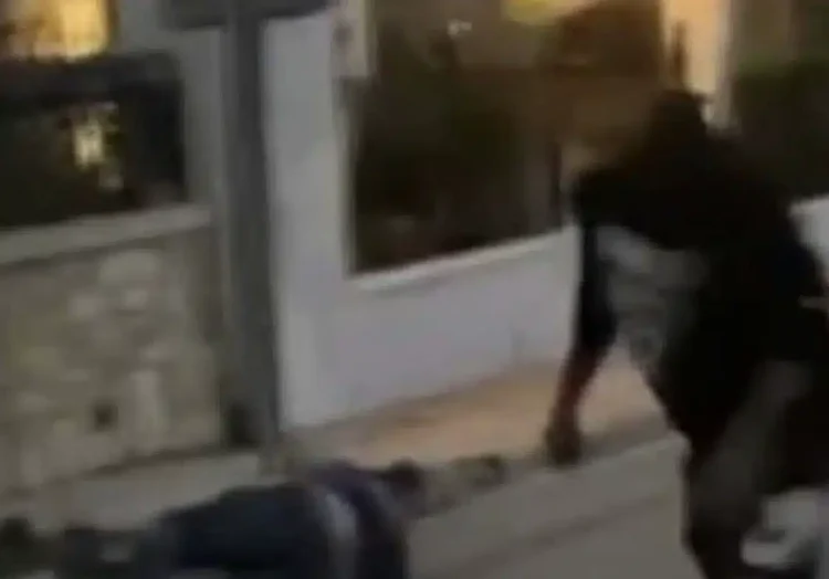 Γλυκά Νερά: Η στιγμή που ο 17χρονος γρονθοκοπεί τον 48χρονο και τον ρίχνει στο έδαφος