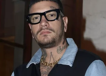 Χαμός με τον Snik στο Ντουμπάι – Φόρεσε τεpάστιες πράσινες παντόφλες 430 εupώ και έτρεχαν όλοι από πίσω του